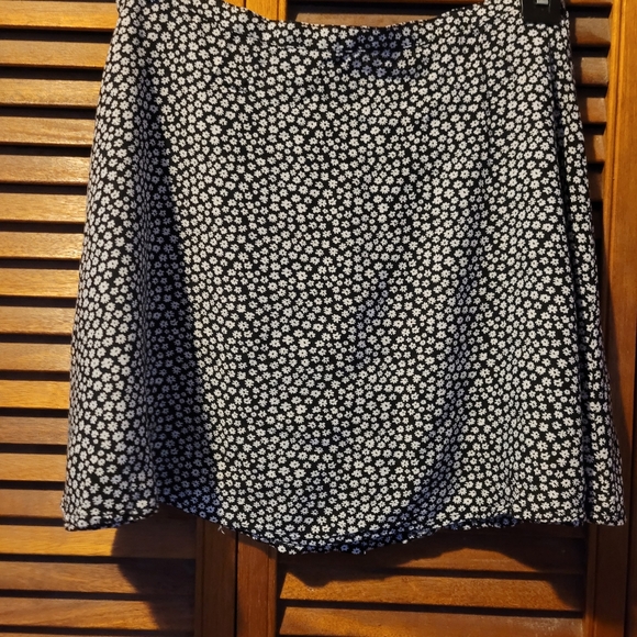 Black Daisy Filled Skirt - Picture 3 of 7